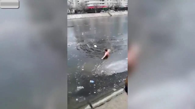 Przechodzeń wskoczył do zamarzniętej rzeki, żeby ratować psa