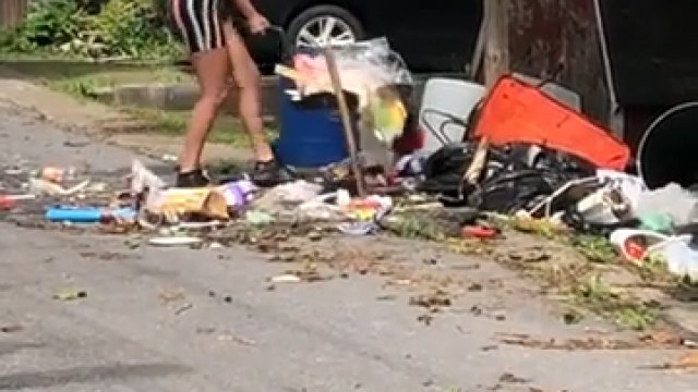 Wnuczka wkurzyła się na sąsiadów jej babci którzy wyrzucają śmieci przed jej dom