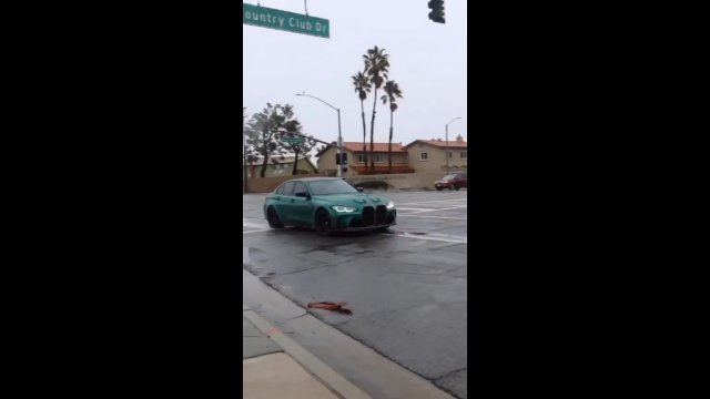 Kierowca BMW wyjechał na drogę w deszczowy dzień. Te warunki go przerosły
