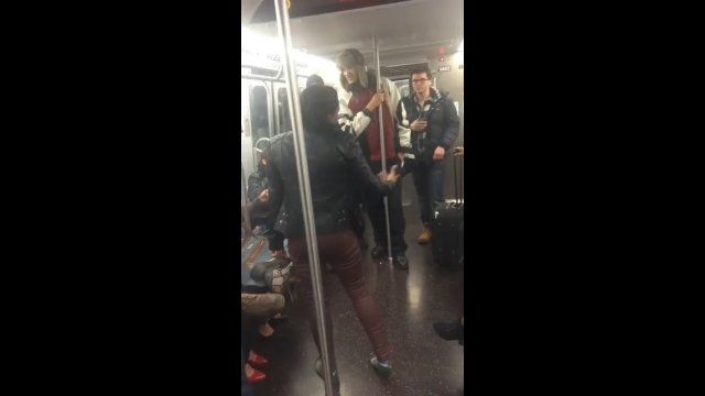 Zaatakowała obcego mężczyznę w metrze. Ten pokazał jej co to znaczy równość płci! [WIDEO]