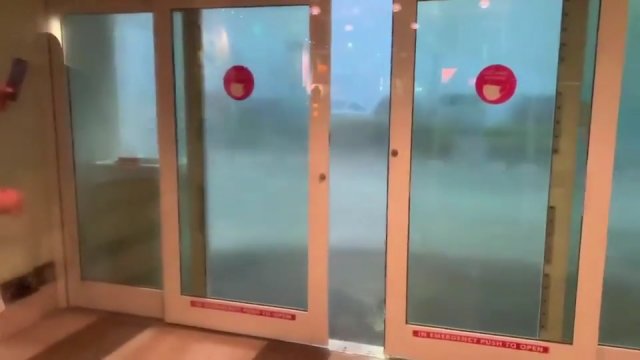 Silna burza otwiera drzwi szpitala