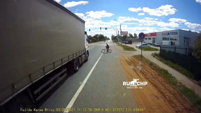 Pijany rowerzysta prawie wjechał pod rozpędzoną ciężarówkę