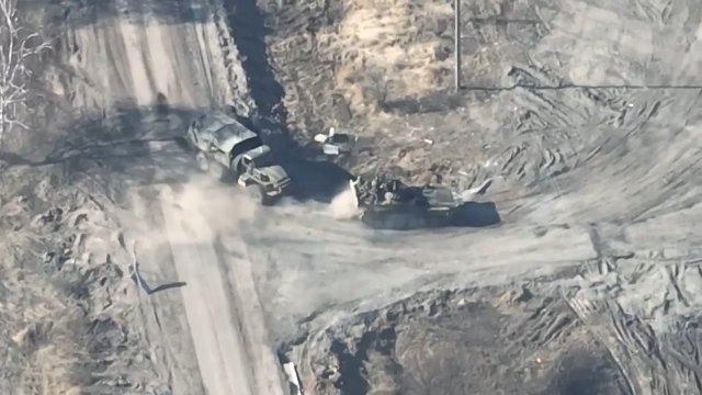 Rosjanie holują za pomocą czołgu ciężarówkę, która następnie iw nich uderza