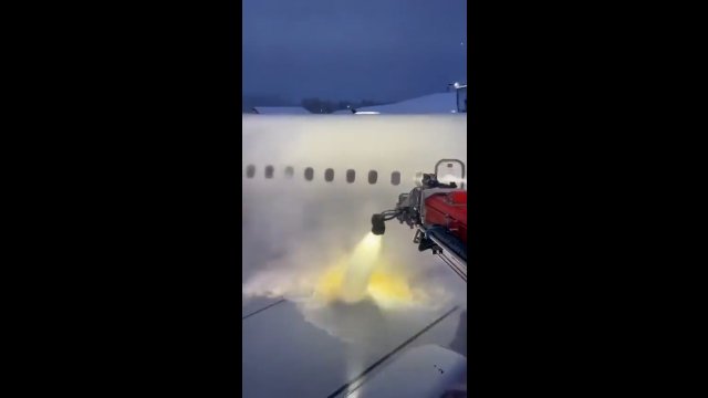Tak wygląda usuwanie lodu przed startem samolotu [WIDEO]