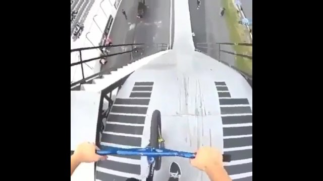 Ekstremalny skok na rowerze nagrany z widoku rowerzysty