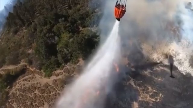 Gaszenie pożaru z wykorzystaniem helikoptera