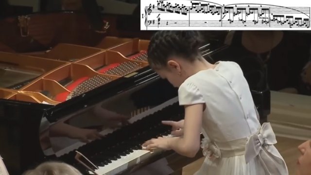 11-letnia dziewczyna gra koncert fortepianowy z krystalicznie czystym dźwiękiem