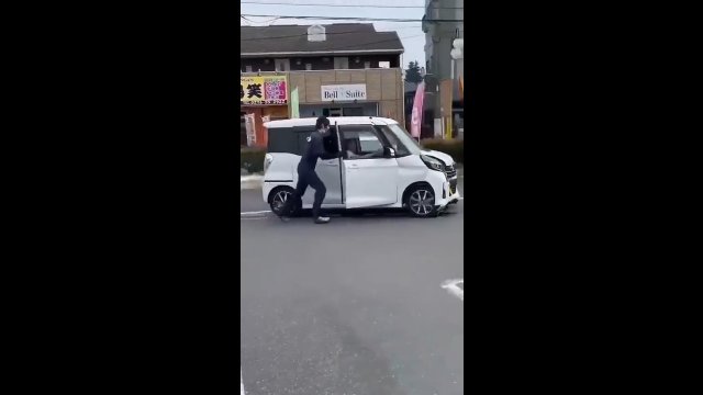 Starszy kierowca w Japonii spanikował po kolizji. Nikt nie był w stanie go zatrzymać