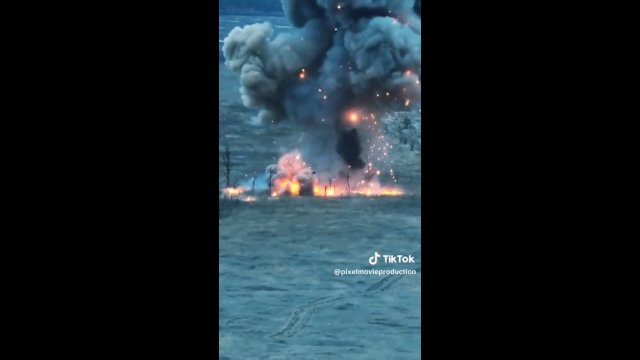 Cóż za eksplozja! Wieża rosyjskiego czołgu leciała i leciała [WIDEO]