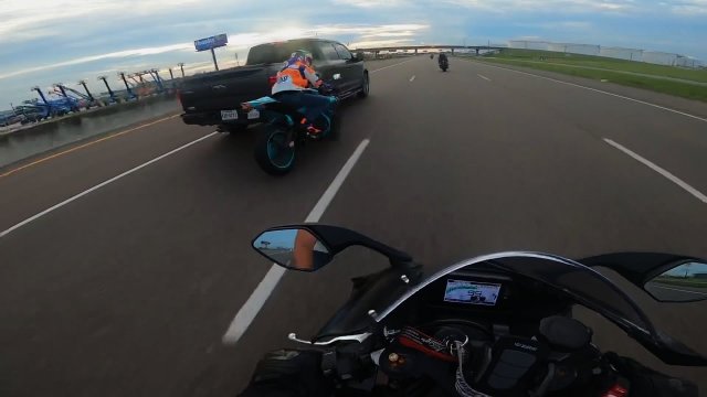 Furiat w SUVie prawie zabija motocyklistę na autostradzie