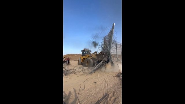 Palestyński buldożer usuwa mur oddzielający granicę Strefy Gazy i Izraela [WIDEO]