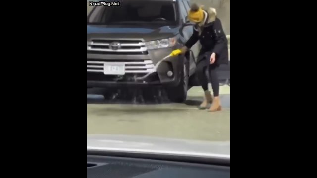 Blondynka chciała umyć auto na stacji paliw. Zaczęła lać na niego... benzynę! [WIDEO]