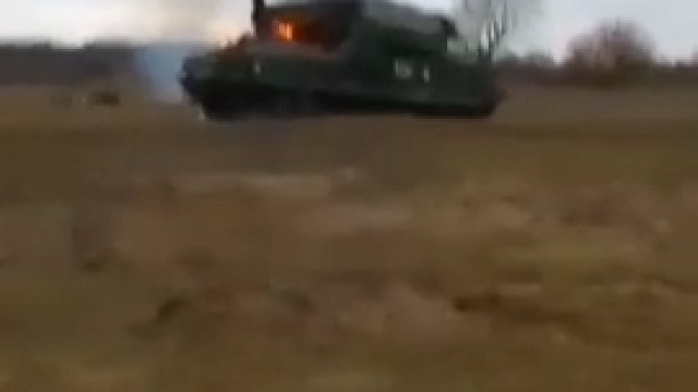 Rosyjski pojazd opancerzony trafiony podczas wymiany ognia