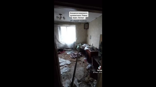 Ukrainiec użył lustra przymocowanego do kija, aby dostrzec wroga, a później do niego strzela.