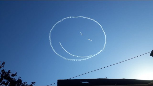 Pilot samolotu "namalował" na niebie uśmiechniętą buźkę