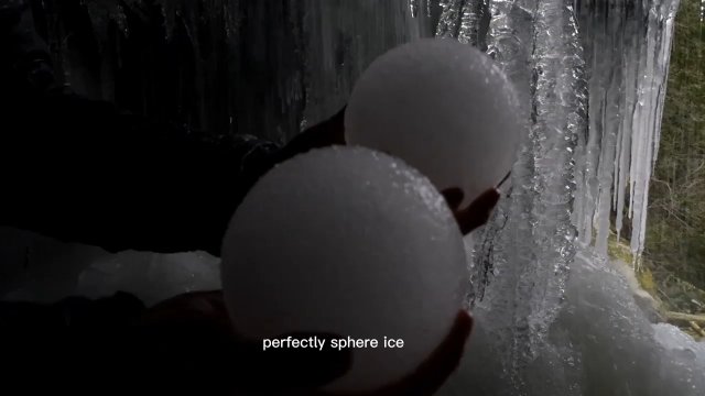 Mężczyzna odkrył wodospad, który tworzy idealne lodowe kule [WIDEO]