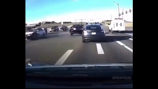 Tesla sama zareagowała i uratowała kierowcę przed wypadkiem [WIDEO]