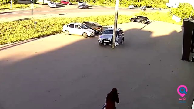 Kierowca nie zauważył wielkiego słupa na środku parkingu