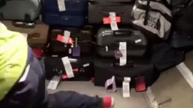 Tak wygląda układanie bagaży w samolocie