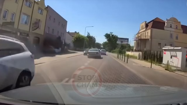 Pijany kierowca BMW staranował samochody we Wrocławiu [WIDEO]