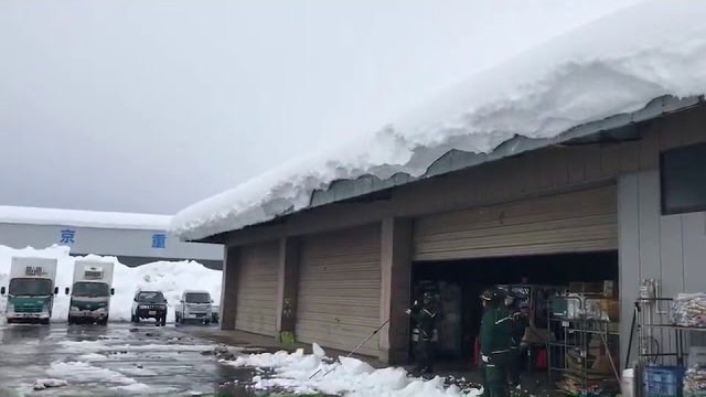 Próba zrzucenia śniegu z dachu