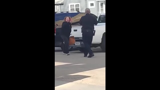 Opętana kobieta próbowała wystraszyć policjanta