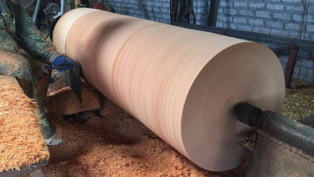 Tworzenie wielkiej wazy z drewna za pomocą garażowej obrabiarki
