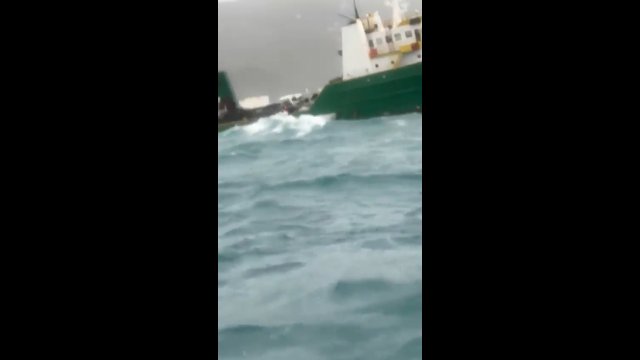 Tonący statek u wybrzeży Wysp Dziewiczych Stanów Zjednoczonych! [WIDEO]
