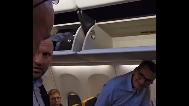 Morawiecki nagrany w Ryanairze. Jeden z pasażerów zaczął z niego szydzić