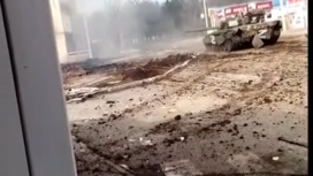 Rosyjski czołg T-72B atakujący pozycje ukraińskie w mieście Wołnowacha