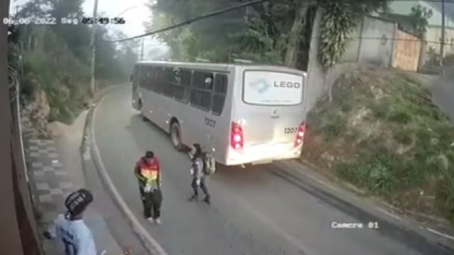 Ludzie wysiadają z autobusu, by bronić napadniętej kobiety.