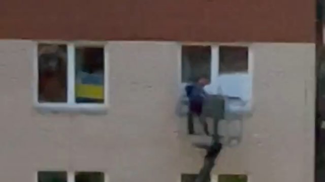 Rosjanie wjechali na 3 piętro i zamalowali okna w którym była flaga Ukrainy