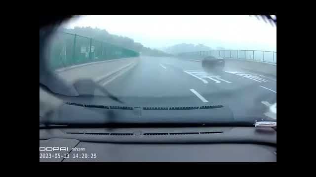 Niektórzy kierowcy naprawdę nie wiedzą, jak powinno się jeździć w deszczową pogodę
