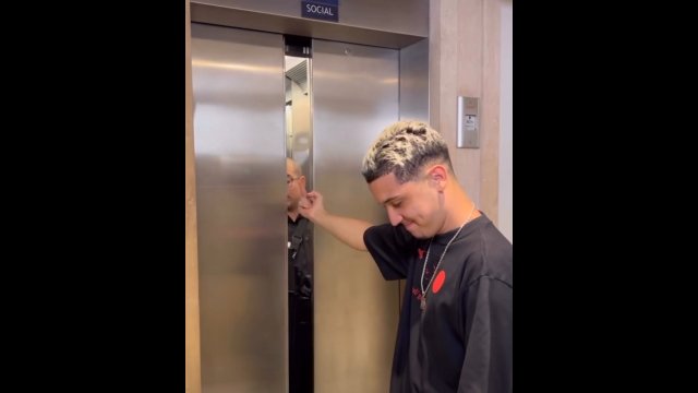 Pokazał środkowy palec nie wiedząc kto jest w windzie. Tego się nie spodziewął