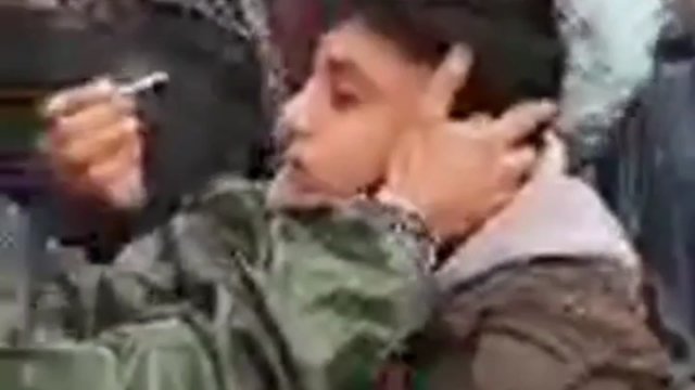 Migranci na granicy próbują wywołać dymem z papierosa płacz u dziecka