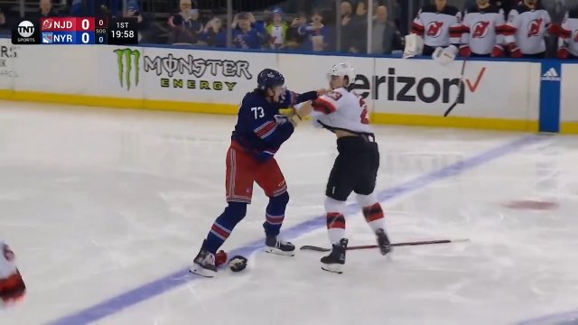 Brutalne sceny w NHL, bójka już w drugiej sekundzie meczu! [WIDEO]