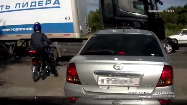 Pomylił gaz z hamulcem i wjechał pod ciężarówkę, złomując swój nowy motocykl [WIDEO]