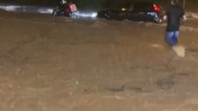 Próba jazdy motorem w trakcie powodzi