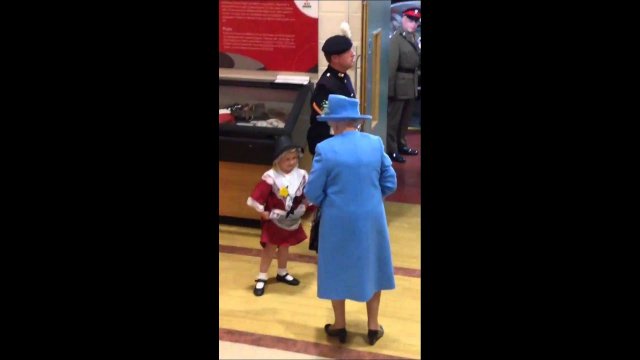 Żołnierz uderza dziewczynkę w twarz tuż koło królowej Wielkiej Brytanii