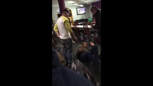 Nachlany gościu został pokonany przez obrotowe krzesło w barze