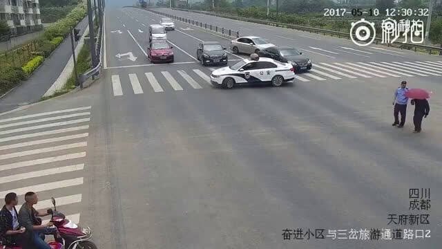 Chiński policjant zatrzymuje całą ulicę tylko po to, by pomóc temu dziadkowi