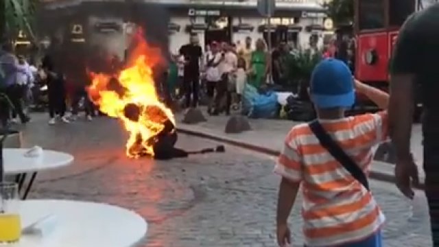 Mężczyzna w kostiumie Ponurego Żniwiarza podpalił się w Turcji