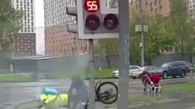 Rowerzysta wpada na kobietę z wózkiem