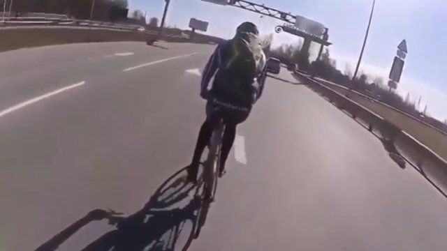 Powód dlaczego jazda na rowerze na autostradzie jest nielegalna