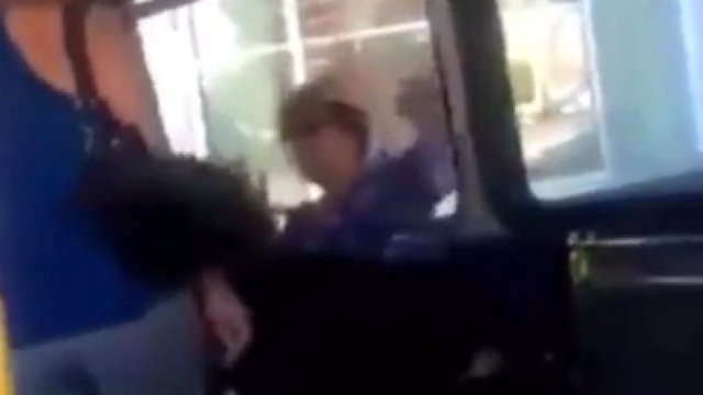 Babcia pluje na kobietę w autobusie, a następnie zalicza nokaut