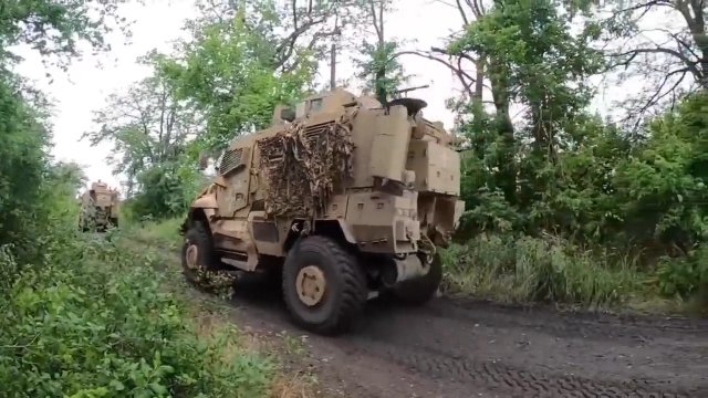 Ukraińska piechota i pojazdy opancerzone MaxxPro atakują rosyjskie pozycje w obwodzie zaporoskim