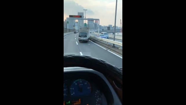 Holowanie auta tyłem na japońskiej drodze. Mistrzowie w akcji