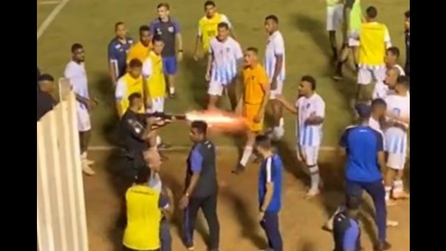 W Brazylii policjant postrzelił piłkarza w nogę podczas bójki na boisku [WIDEO]