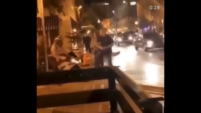 Pijany facet kopie motocyklistę, a następnie zostaje brutalnie znokautowany