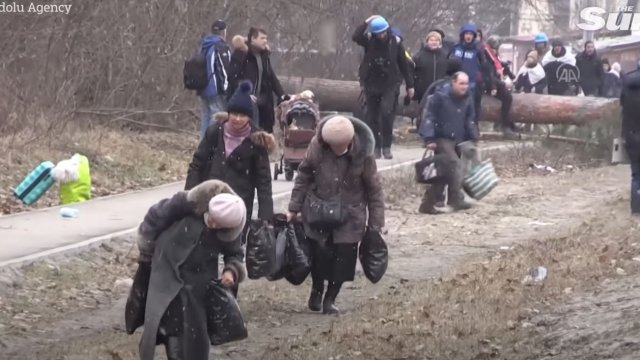 Ewakuacja pod ostrzałem. Cywile i dziennikarze uciekają z ukraińskiego miasta Irpin.